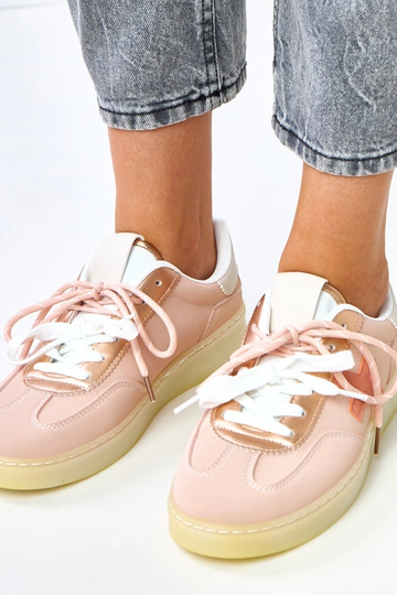 Roze sneakers op een... 2