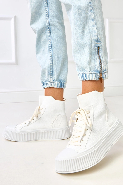 Witte instapsneakers met sokken op... Witte instapsneakers met sokken op...