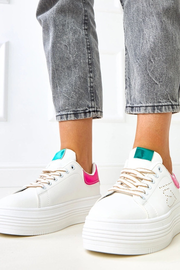 Witte sneakers op een...
