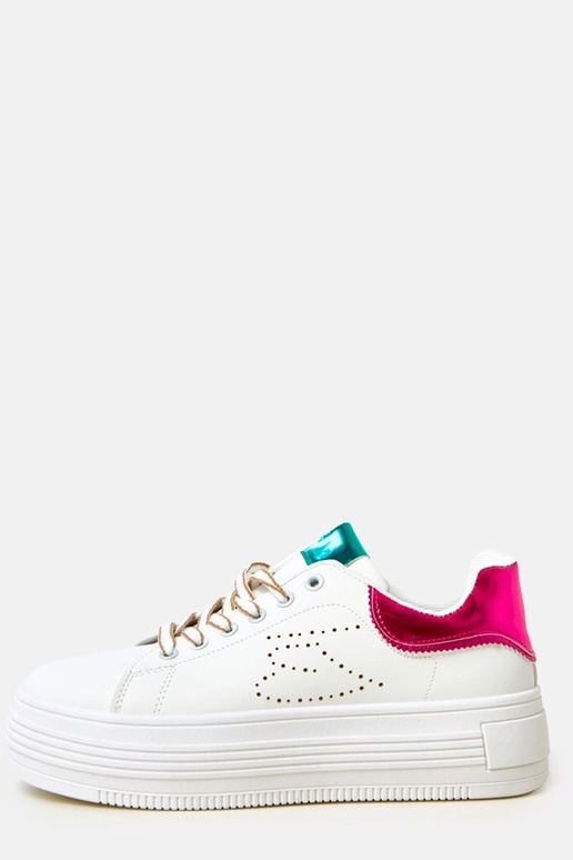 Witte sneakers op een platform met... Witte sneakers op een platform met...