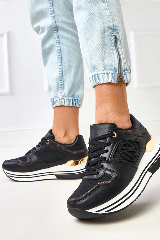 Zwarte sneakers op een platform met...