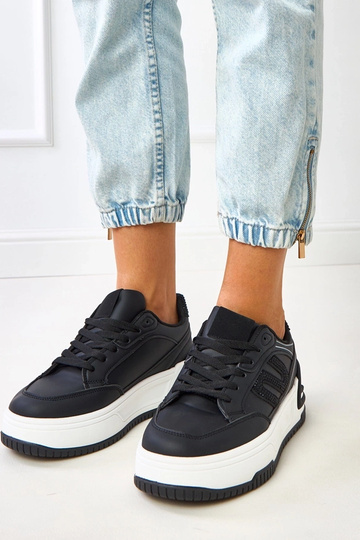 Zwarte sneakers op een...