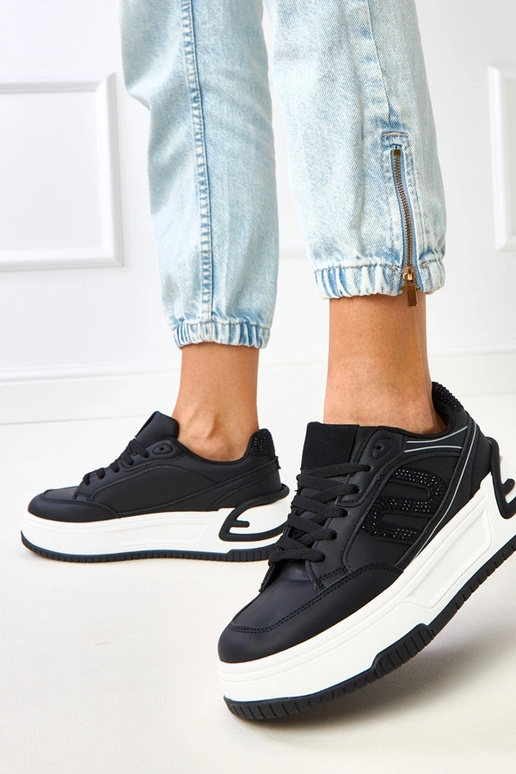 Schwarze Sneakers auf Plattform,... Schwarze Sneakers auf Plattform,...