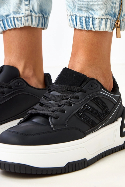 Schwarze Sneakers auf Plattform,... Schwarze Sneakers auf Plattform,...