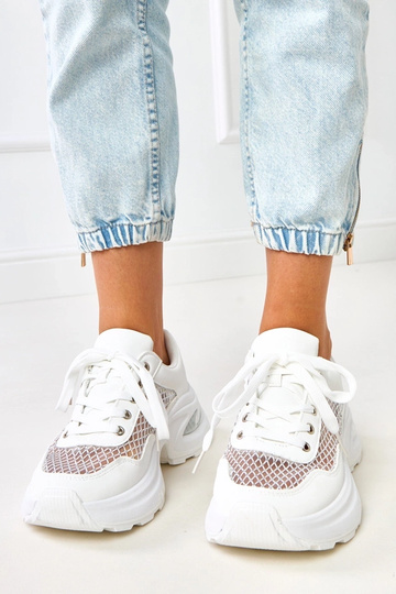 Witte sneakers op een...