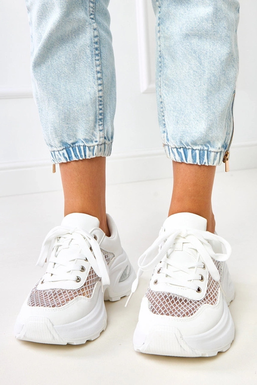 Witte sneakers op een platform met... Witte sneakers op een platform met...