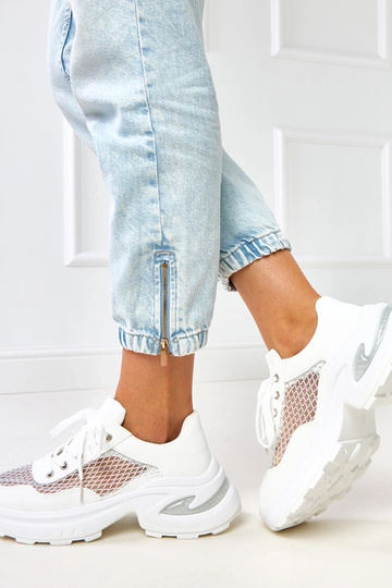 Witte sneakers op een... 2