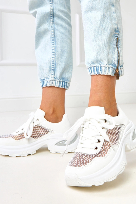 Witte sneakers op een platform met... Witte sneakers op een platform met...