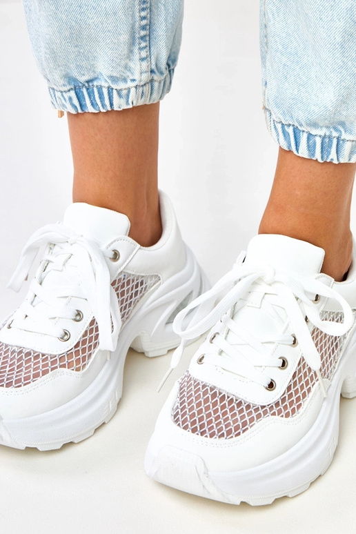 Witte sneakers op een platform met... Witte sneakers op een platform met...