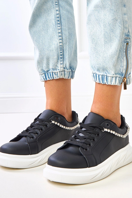 Zwarte sneakers op een platform met... Zwarte sneakers op een platform met...