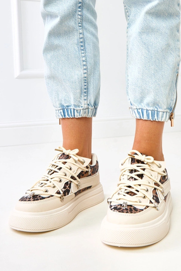 Zandkleurige sneakers op...