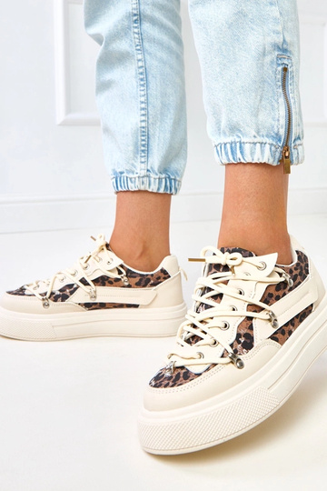 Zandkleurige sneakers op... 2
