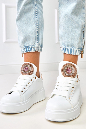 Witte sneakers op een...