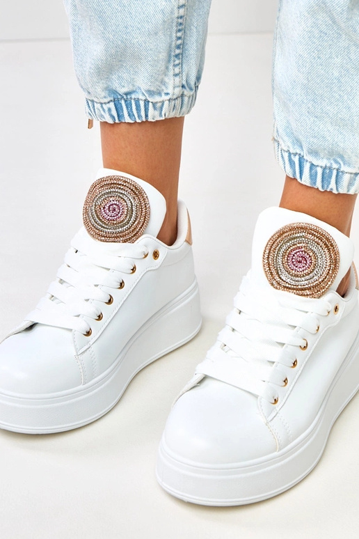 Witte sneakers op een platform met... Witte sneakers op een platform met...