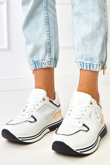 Wit-zwart sneakers op een...