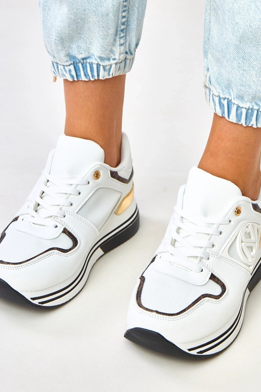 Wit-zwart sneakers op een platform... Wit-zwart sneakers op een platform...