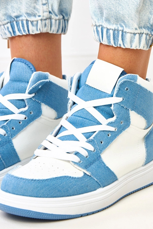 Hohe Sneakers über dem Knöchel mit... Hohe Sneakers über dem Knöchel mit...