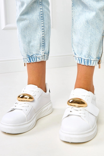 Witte sneakers op een...