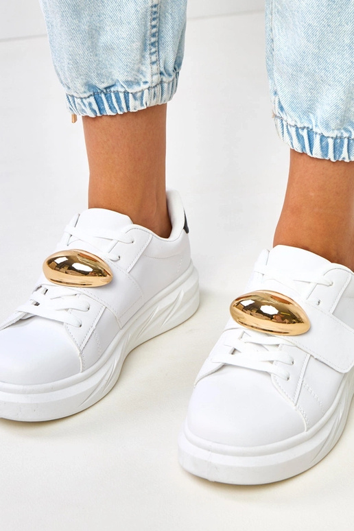 Witte sneakers op een platform met... Witte sneakers op een platform met...