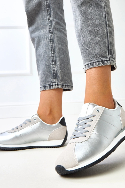 Silberne Sportschuhe mit sandfarbenem... Silberne Sportschuhe mit sandfarbenem...