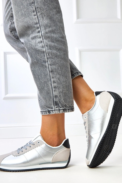 Zilveren sportschoenen met... Zilveren sportschoenen met...