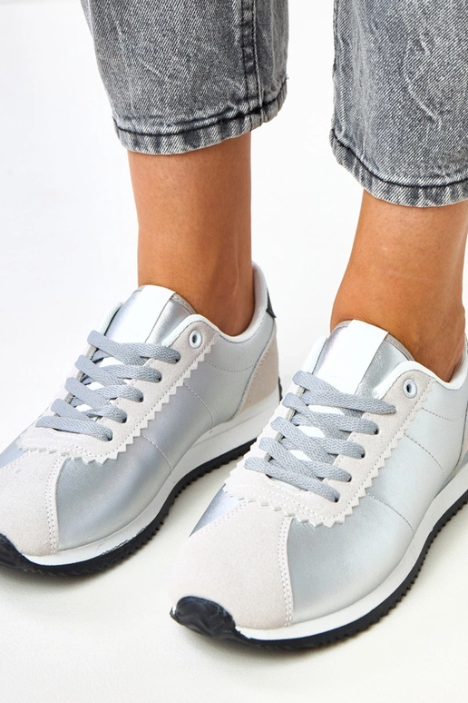 Zilveren sportschoenen met... Zilveren sportschoenen met...