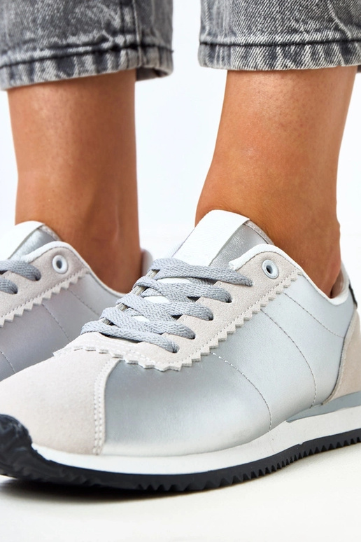 Zilveren sportschoenen met... Zilveren sportschoenen met...