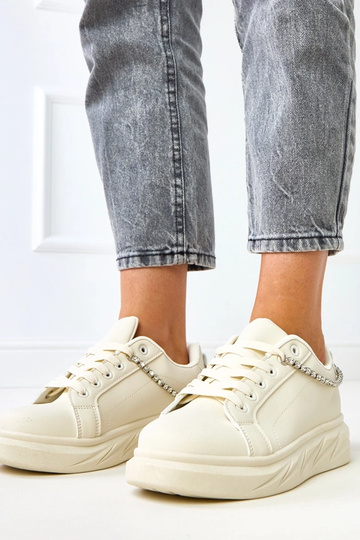 Zandkleurige sneakers op...