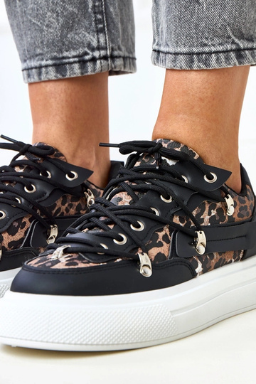 Zwart-witte sneakers op een...