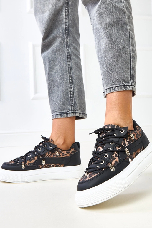 Zwart-witte sneakers op een platform... Zwart-witte sneakers op een platform...