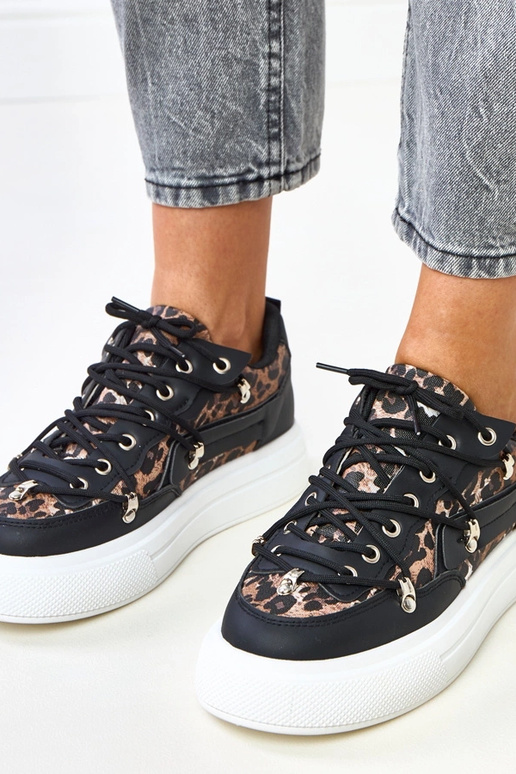 Zwart-witte sneakers op een platform... Zwart-witte sneakers op een platform...