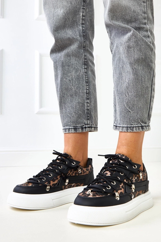 Schwarz-weiße Sneakers auf Plattform... Schwarz-weiße Sneakers auf Plattform...