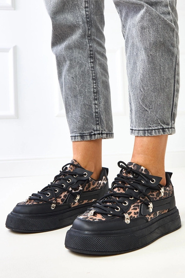 Zwarte sneakers op een...