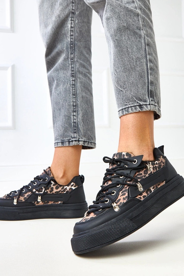 Zwarte sneakers op een... 2