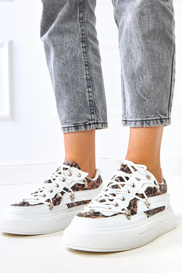 Witte sneakers op een...
