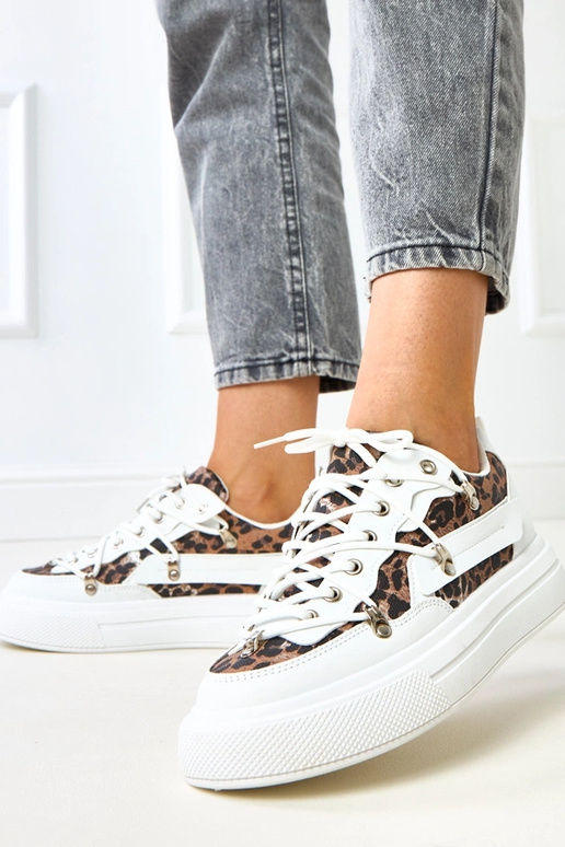 Witte sneakers op een platform met... Witte sneakers op een platform met...