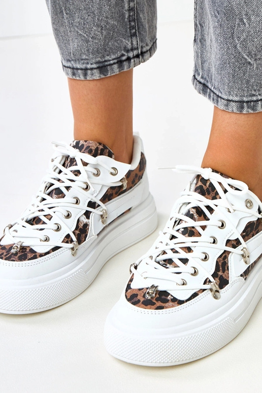 Baskets blanches sur plateforme avec... Baskets blanches sur plateforme avec...