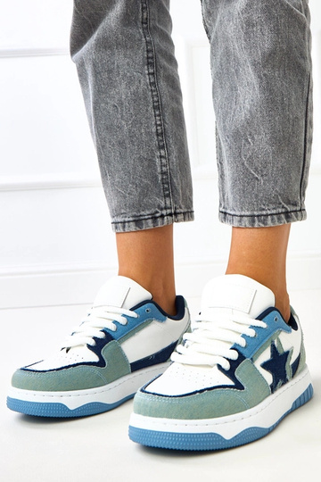 Wit-blauwe sneakers op een...