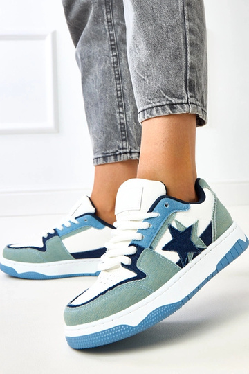 Wit-blauwe sneakers op een... 2
