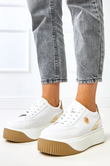 Witte sneakers op een...