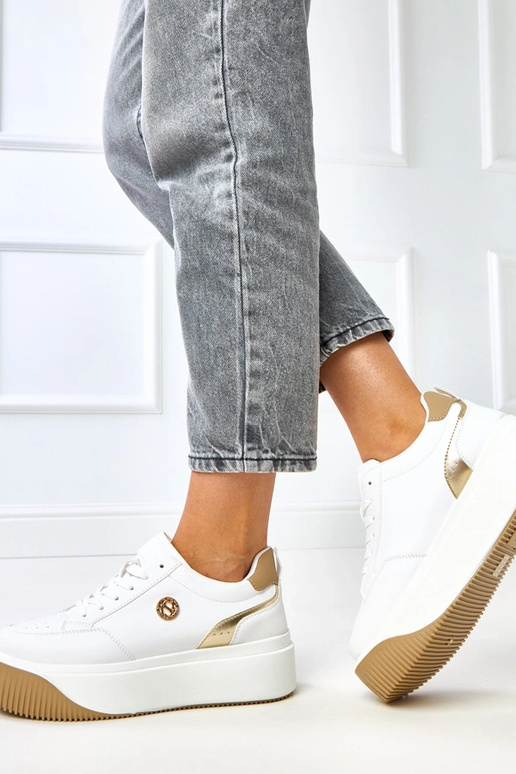 Baskets blanches sur plateforme avec... Baskets blanches sur plateforme avec...