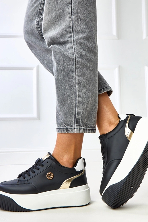 Zwarte sportieve schoenen op een... Zwarte sportieve schoenen op een...