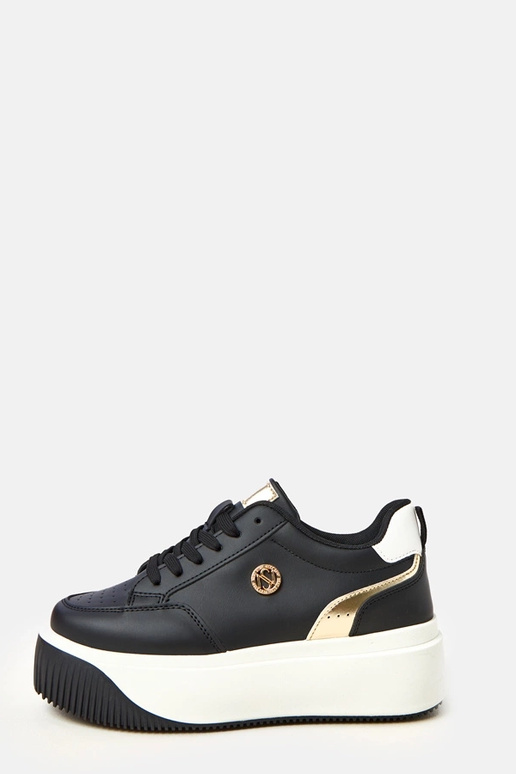 Schwarze Sportschuhe auf Plattform... Schwarze Sportschuhe auf Plattform...