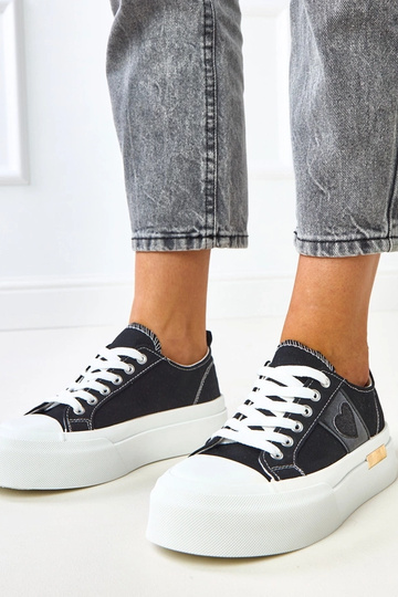 Zwarte sportieve sneakers...