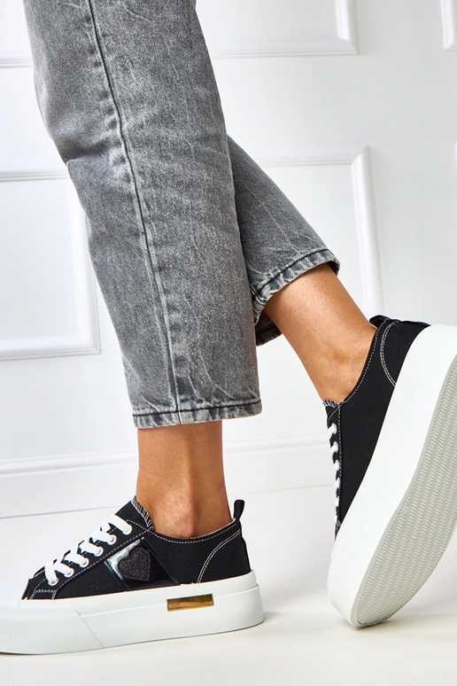 Baskets noires à plateforme avec cœur... Baskets noires à plateforme avec cœur...