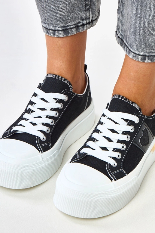 Schwarze Sportpantoletten auf... Schwarze Sportpantoletten auf...