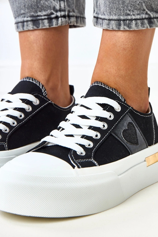 Zwarte sportieve sneakers op een... Zwarte sportieve sneakers op een...