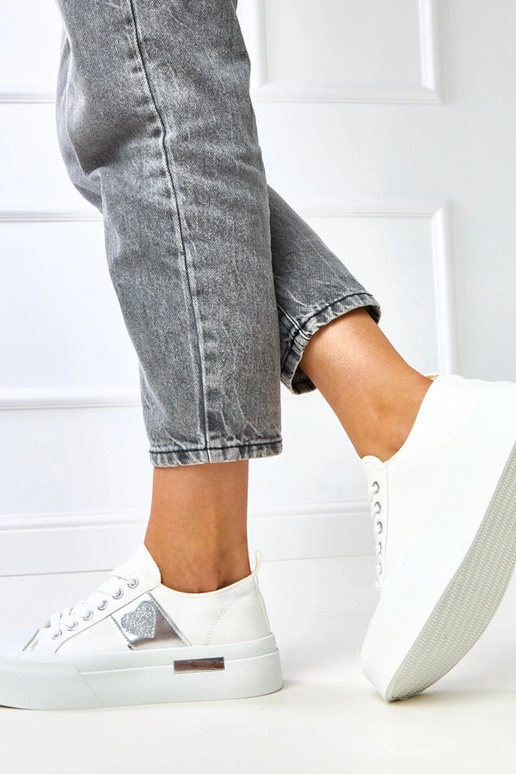 Witte sportieve sneakers op een... Witte sportieve sneakers op een...