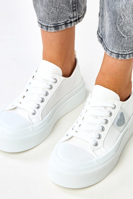 Witte sportieve sneakers op een... Witte sportieve sneakers op een...