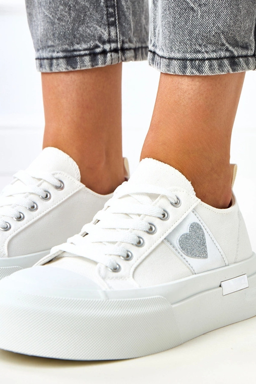 Witte sportieve sneakers op een... Witte sportieve sneakers op een...